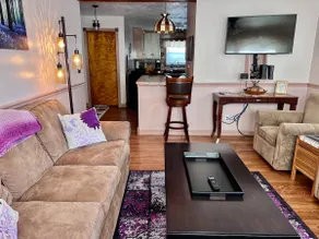 Cozy Business Travelers Haven - Image 4