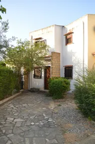 Garden villa a stone's throw from the sea - Image 2