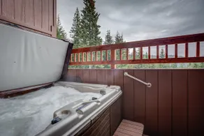 Ski in/out, 4bed/4bath with hot tub and lake views - Image 2