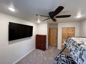 65” TV all rooms, pool table, Northern lights - Image 4