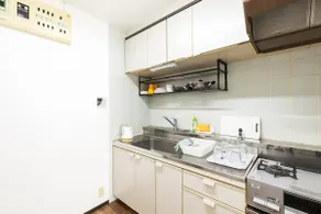 Shintaro's apartment: direct access to Narita Airport via the Keisei Line, fully equipped kitchen with washing machine, single bed and futon. - Image 5