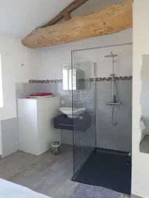 Excellent accommodation for 2–4 people, close to A40 and A6 - Image 2