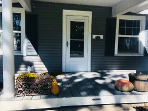 Charming & Historic Downtown Springfield Bungalow - Image 2