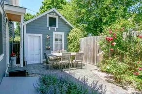 Bungalow Hudson - steps from Warren w/ huge patio! - Image 5