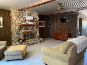 Erma’s Place - Toledo Bend Lakefront Log Cabin - Image 5