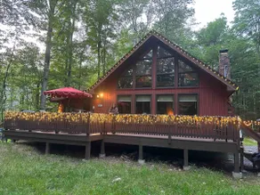 Mountain Lodge by the Lake in the Poconos - Image 2