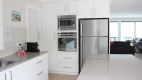FIVE BEACHES BEACH HOUSE Binalong Bay King Beds - Image 3