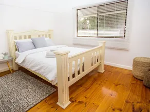 Cute coastal cottage. Two min drive to beach - Image 5
