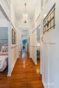 Luxury Queenslander Awaits! Sleeps 8, 3 car parks - Image 2