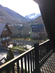 Mountain house with river views in Arties - Image 3