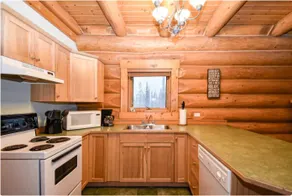 Charming Rustic Cabin Perfect for Groups - Image 4