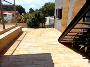 1⁰ house with garage 6 minutes from the center and hospitals - Image 2