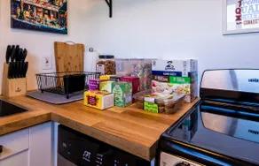 Cute Studio and Breakfast with Yard and Nearby Bus - Image 3