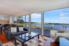 Waterfront Cottage with Stunning Romantic View - Image 5