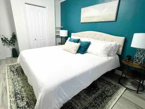Center City with Recent Renos (King & Double Beds) - Image 4