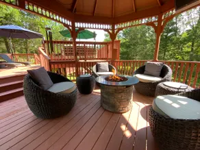Romantic Mountain Getaway: Hot Tub*King Bed*Sauna - Image 3