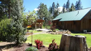 Red Blanket Cabin Near Crater Lake National Park - Image 3