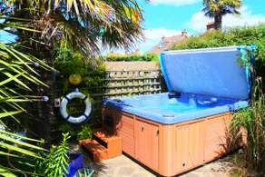 Swim Lodge. One minute walk to the beach. - Image 3
