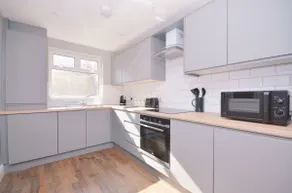 No2 Queens Quarter House Family and Corporate Ready 3 Bed & 2 Bath - Image 4