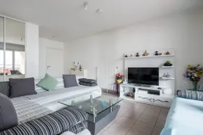 Bright 2-Bedroom Apartment with Private Parking - Image 5