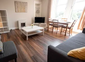 Bright, Spacious West-End Flat, Near University - Image 3