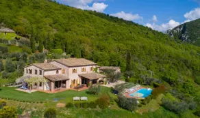 Farmhouse in Umbria with private pool, sleeping up to 12 people. - Image 2