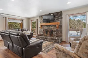 Secluded Stay in a Wonderful Creekside Getaway - Image 2