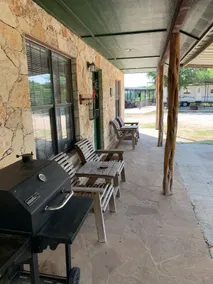 Cozy 1 bedroom cabin right by Gruene! - Image 5