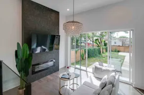 Luxurious Home w/roof top - 2 miles from Broadway! - Image 2