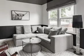 Modern Bungalow w Patio Walk to Shops Metro - Image 2