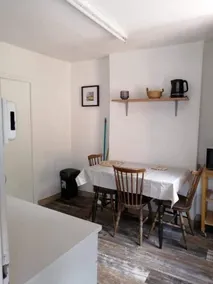 fully-equipped yellow studio – wifi – self check-in - Image 5