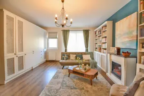 Charming 2 bedroom apartment with a large library - Image 5