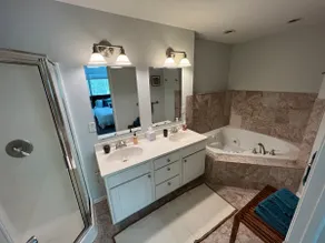 Exquisite 3 Bedroom Townhome - Image 4