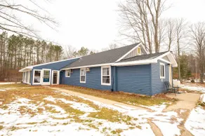 Spacious 4 bedroom home with free parking - Image 2