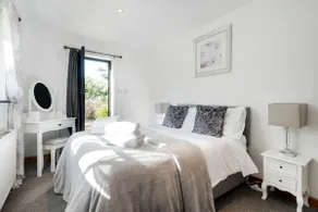 Stansted Airport - Beautiful Annexe with Parking - Image 4