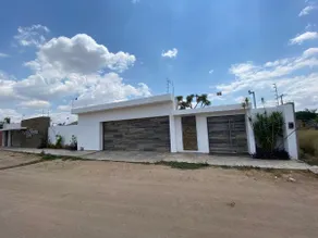 House with a swimming pool, 10 minutes from downtown - Image 2