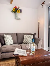 Garden Cottage, Cosy, Private, Short drive to beach - Image 5