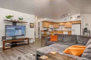 Borealis Abode: Abundant Amenities; Private Hot Tub, Pool Table, and King Bed - Image 5