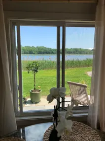 Lovely water front lower-level loft, free parking - Image 5