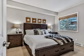 Best Relaxing King Bed Suite/Mtn. View, Heated Pool & Hot Tubs & Free Parking - Image 2