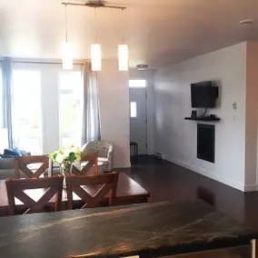 Spacious And Lovely Two Bedroom Apt with Fireplace - Image 2