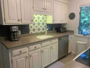 Experience lake life! Beautiful, light-filled Grantham condo near Lake Sunapee - Image 5