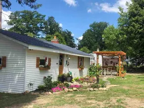 Bluebird Cottage on Silver Lake near Letchworth State Park Entrance - Image 5