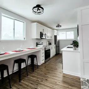 A Modern 3 Bedroom Home with Free Parking & Wifi - Image 4