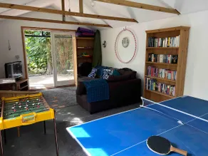 Cosy traditional cottage with parking and garden - Image 2