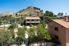 Elegant romantic Zibibbo suite with garden and swimming pool - Image 2