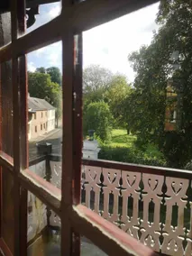 Detached house in a park - Image 4