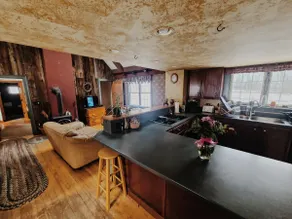 Charming farmhouse on picturesque private estate - Image 3
