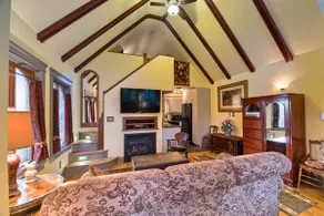 The Couples Cabin at Upper Garden Nature Retreat - Image 2