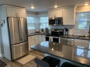 Lakefront Family Friendly Home with Large Sandy Beach and Beautiful Views - Image 4